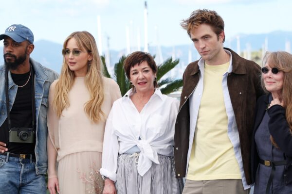 Jennifer Lawrence, Robert Pattinson on Parenthood Fotojet 2025 05 18t101750.850.jpg