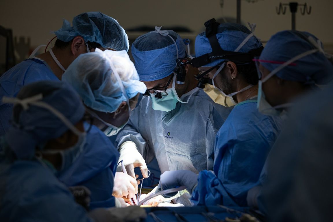 Surgeonsworking1 mid.jpg