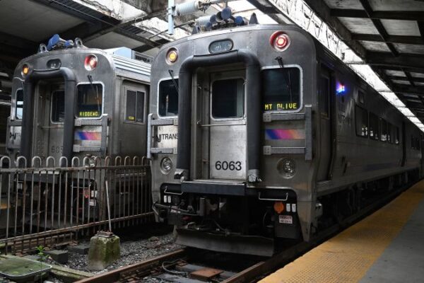 New Jersey Transit engineers go on strike after failed deal between union and rail service Ap25136017017614.jpg